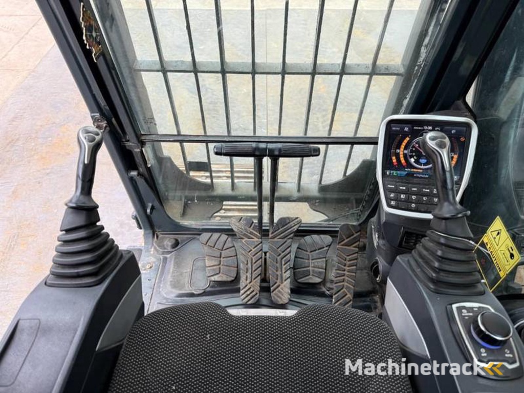 Hyundai HX380LC-Rock-Quard-Hammer-Lines-360°-Camera