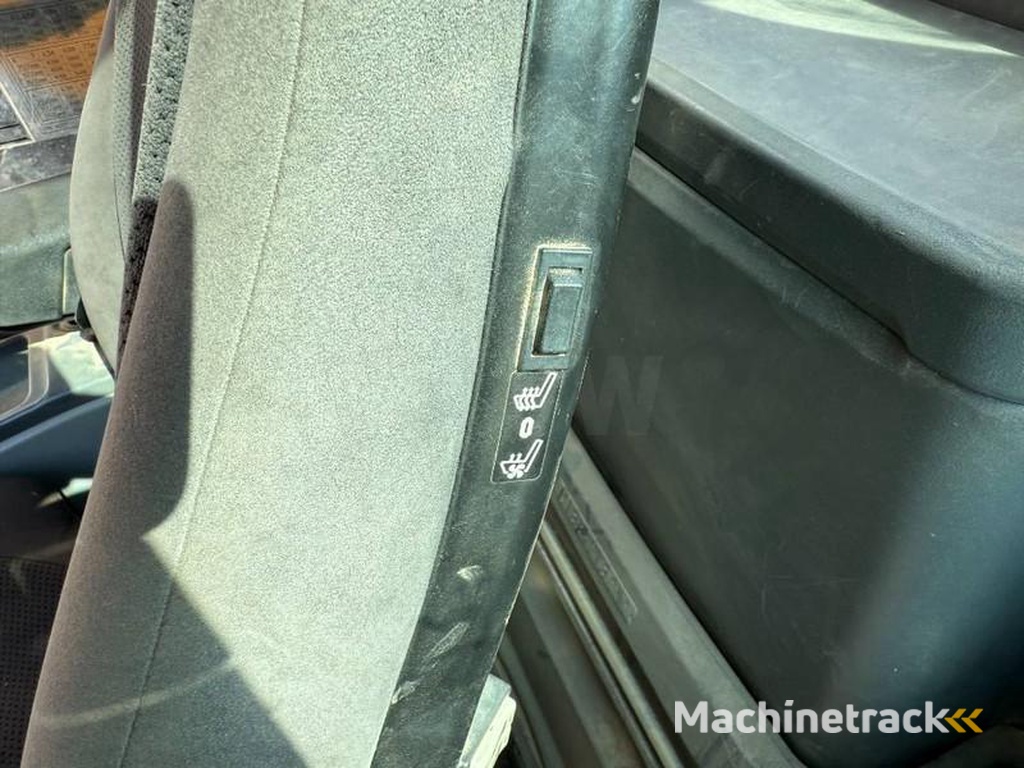 Liebherr R926NLC-Oilquick-Tilting-Bucket-German-Machine