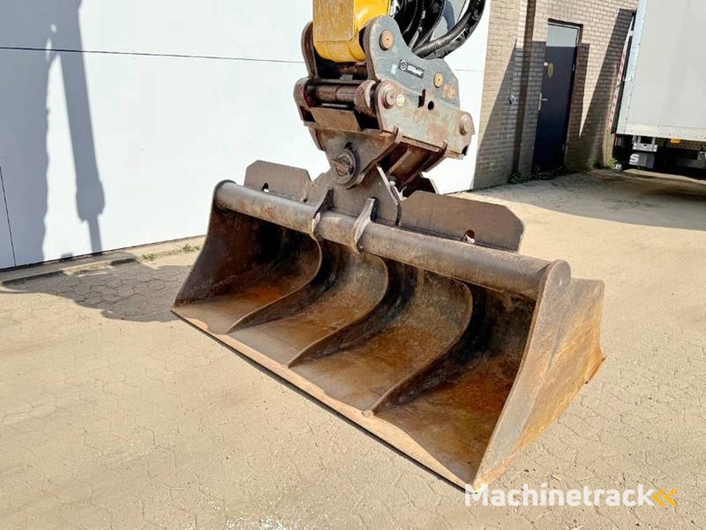 Liebherr R926NLC-Oilquick-Tilting-Bucket-German-Machine