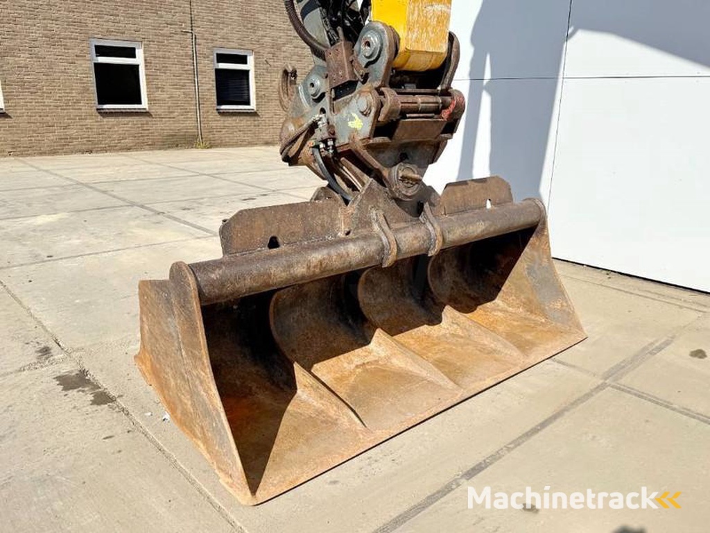 Liebherr R926NLC-Oilquick-Tilting-Bucket-German-Machine