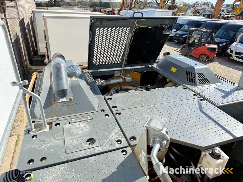 Liebherr R926NLC-Oilquick-Tilting-Bucket-German-Machine