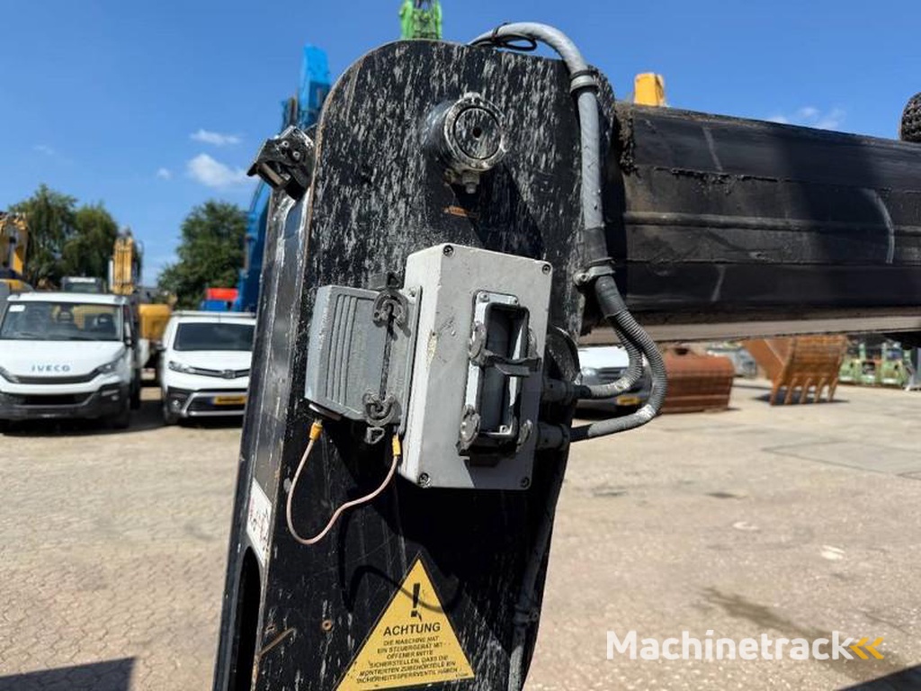 Manitou MRT2250-German-Machine-Remote-Control-4x4x4