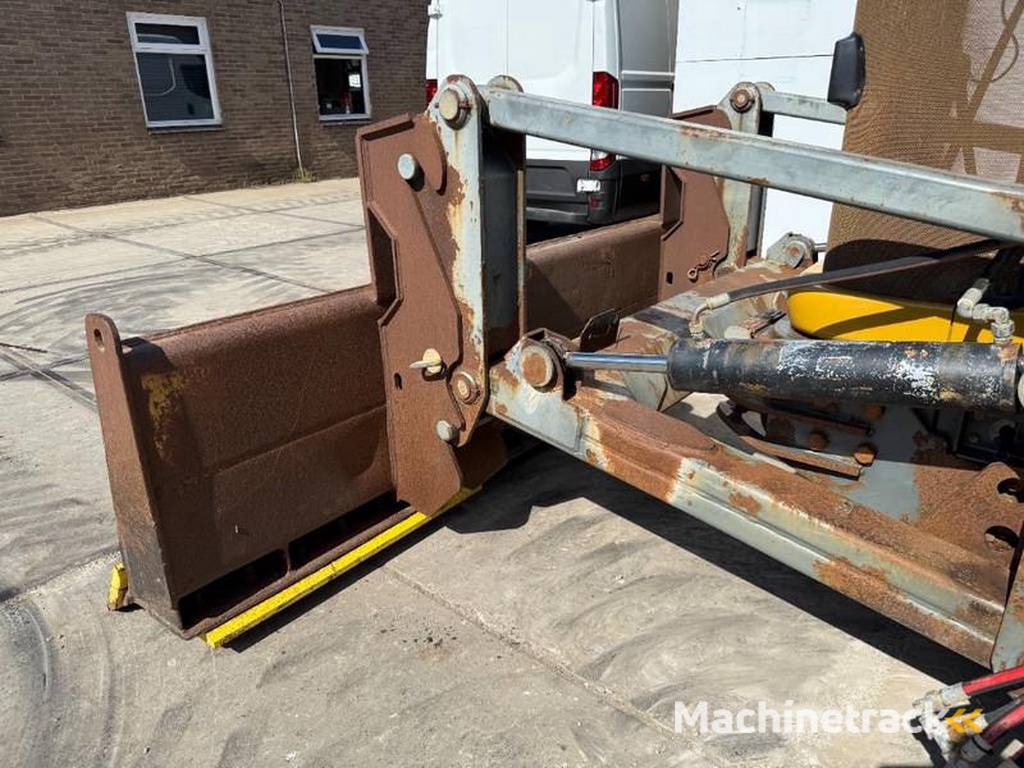 Caterpillar Challenger-MT865B-German-Machine-Front-Blade