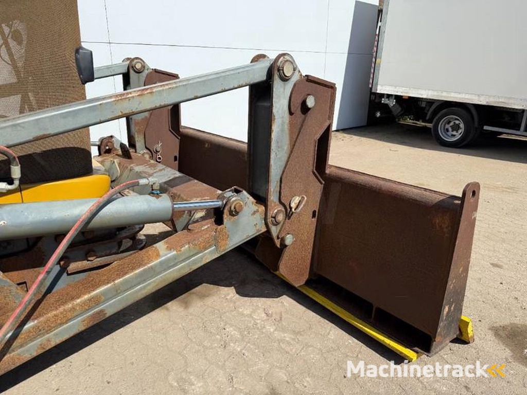 Caterpillar Challenger-MT865B-German-Machine-Front-Blade