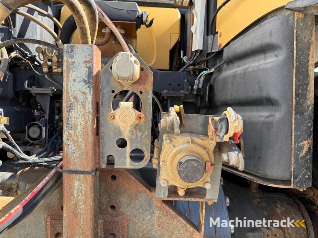 Caterpillar Challenger-MT865B-German-Machine-Front-Blade