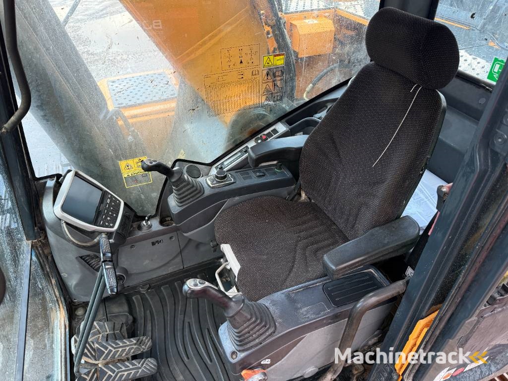 Hyundai HX300LR - 18m Long Reach / Auto Greasing