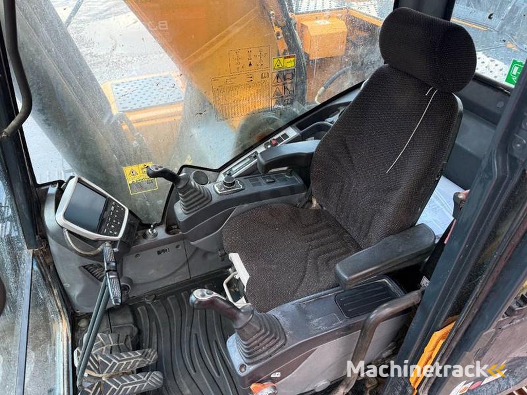 Hyundai HX300LR-18m-Long-Reach-Auto-Greasing