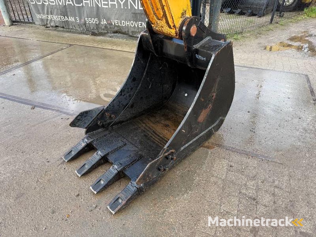 Hyundai HX300LR-18m-Long-Reach-Auto-Greasing