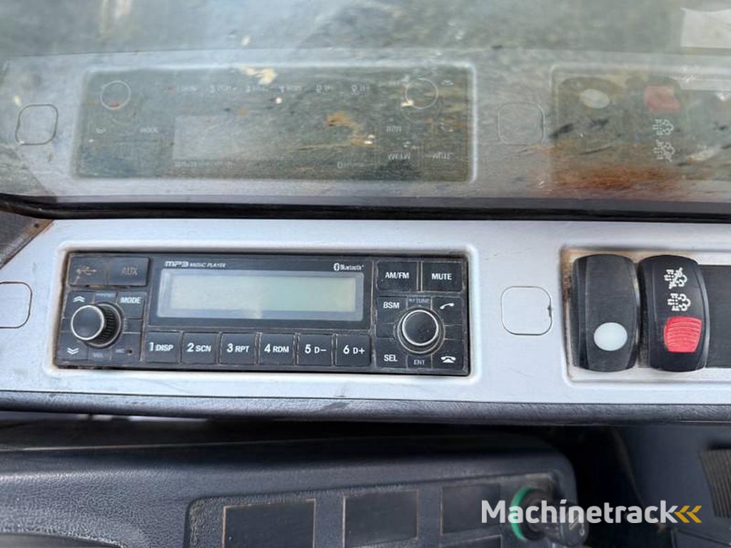 Hyundai HX300LR-18m-Long-Reach-Auto-Greasing