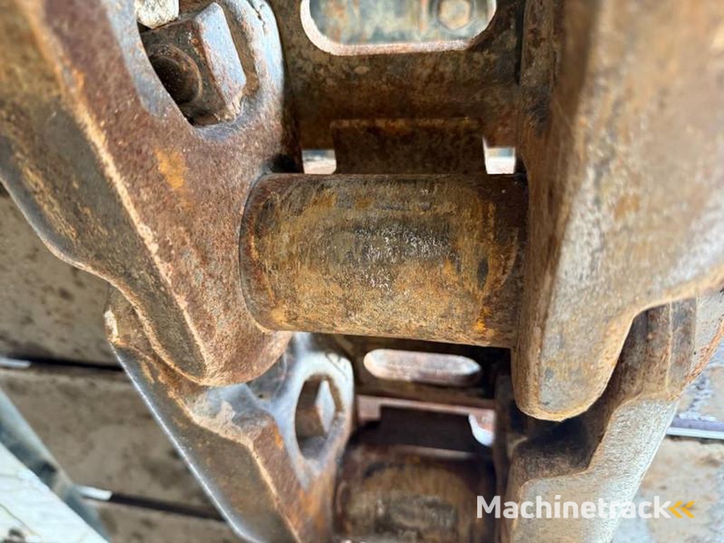 Hyundai HX300LR-18m-Long-Reach-Auto-Greasing