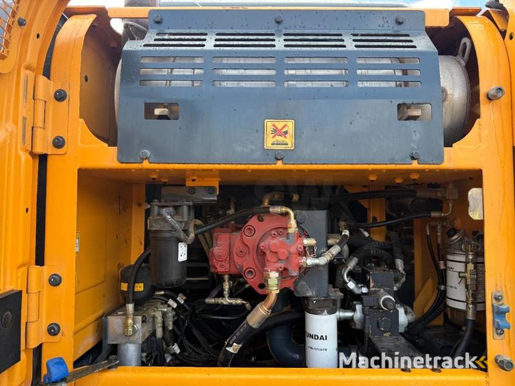 Hyundai HX300LR-18m-Long-Reach-Auto-Greasing