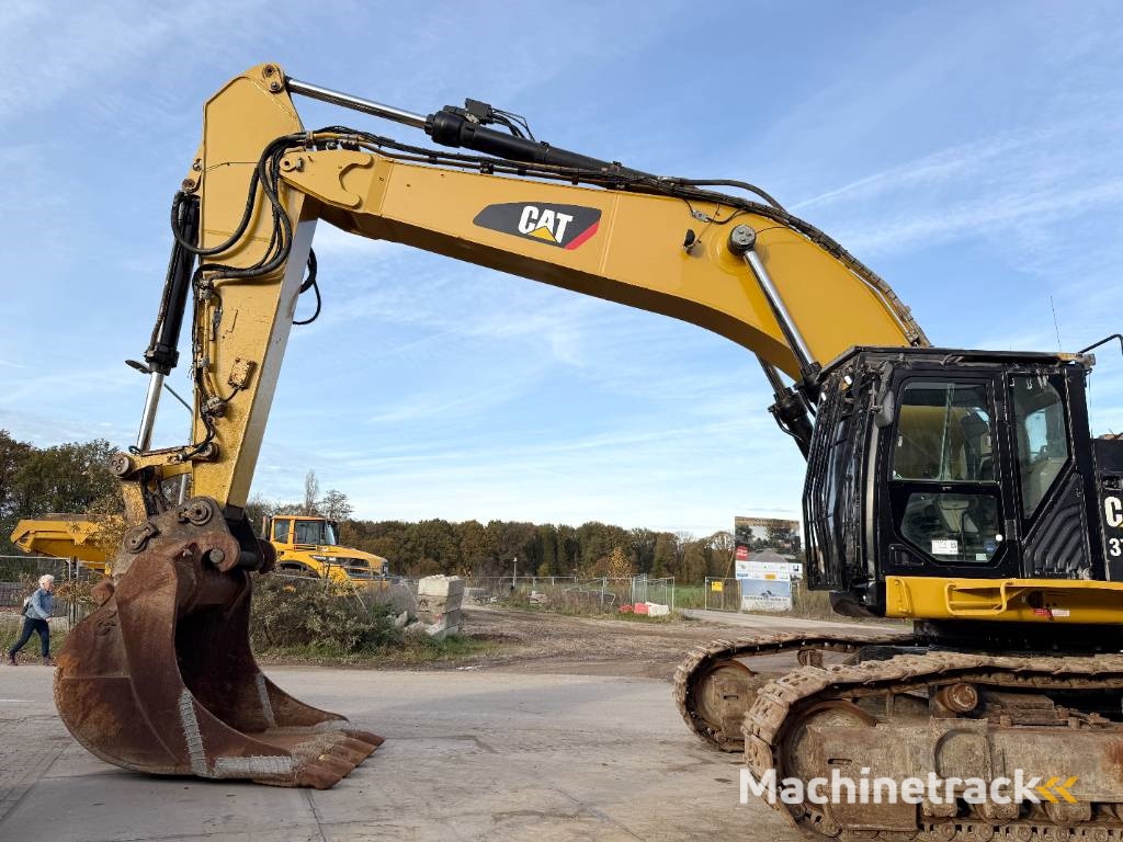 CAT 374FL - Automatic Greasing / Quick Coupler