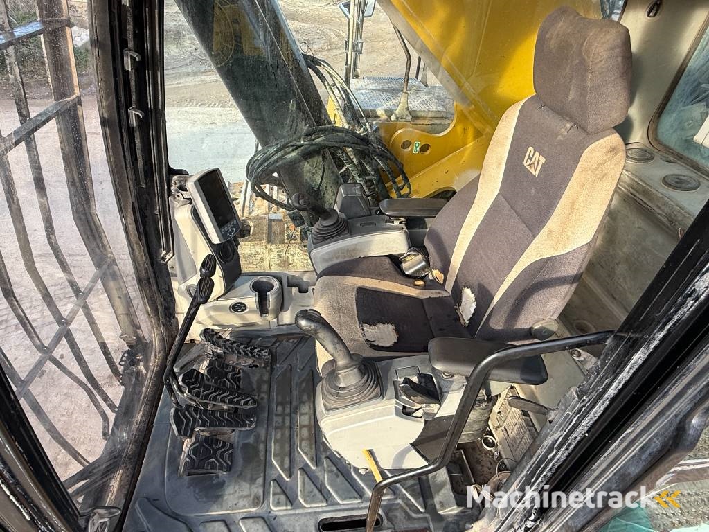 CAT 374FL - Automatic Greasing / Quick Coupler