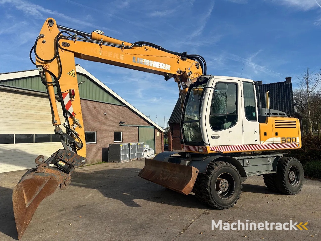 Liebherr A900 C