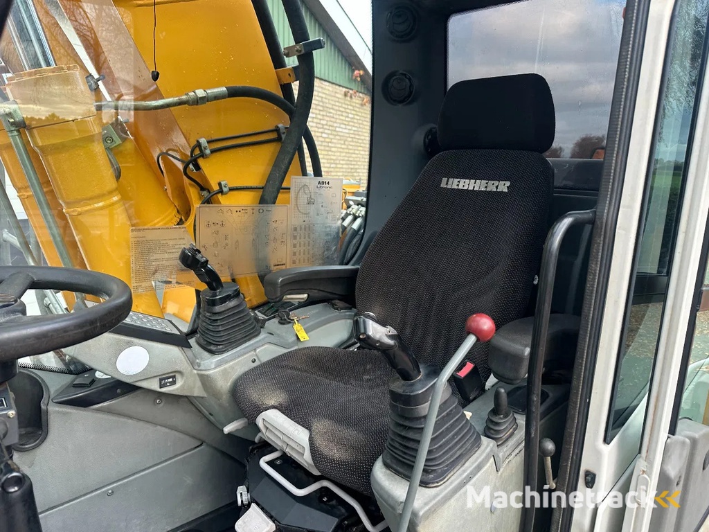 Liebherr A914