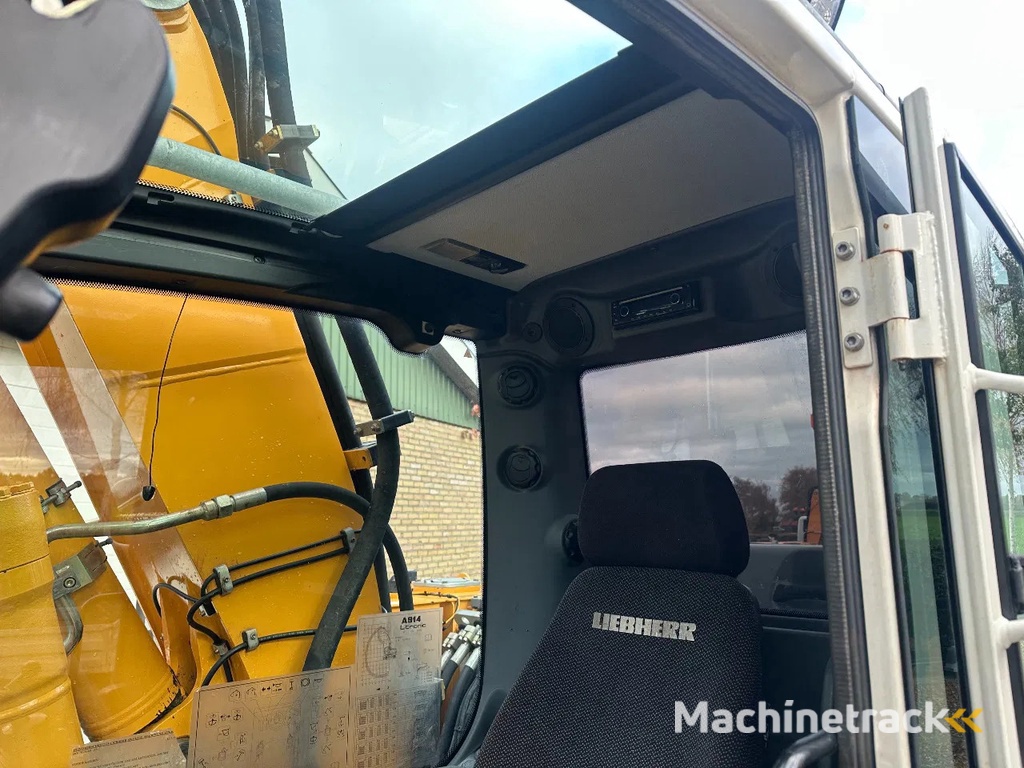 Liebherr A914