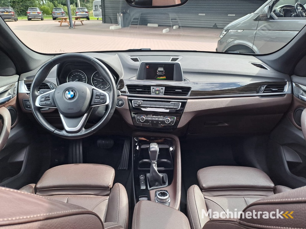 BMW X1 sDrive18i High Executive | Automaat | Leder | Pano | Trekhaak | Cruise | PDC | All-seasons |