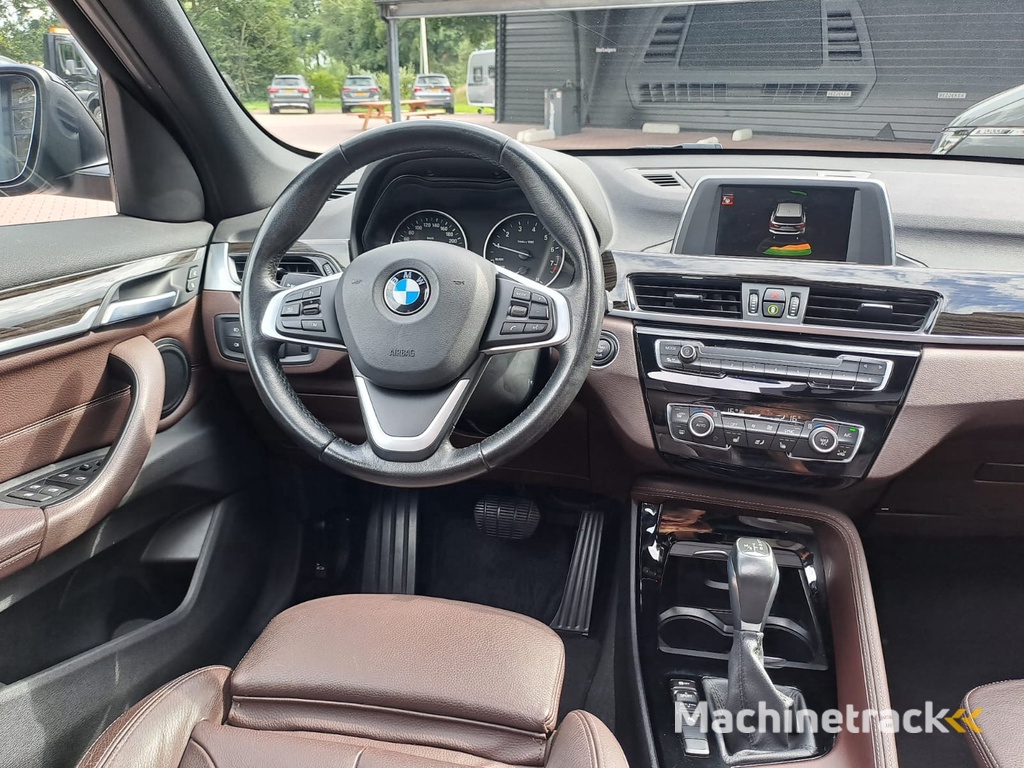 BMW X1 sDrive18i High Executive | Automaat | Leder | Pano | Trekhaak | Cruise | PDC | All-seasons |