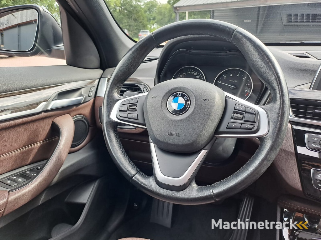 BMW X1 sDrive18i High Executive | Automaat | Leder | Pano | Trekhaak | Cruise | PDC | All-seasons |