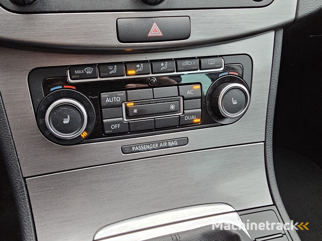 Volkswagen Passat Variant 1.4 TSI Highline BlueMotion | Navi | Stoelverwarming | Climatronic | LMV | PDC | Park Assist | All-seasons |