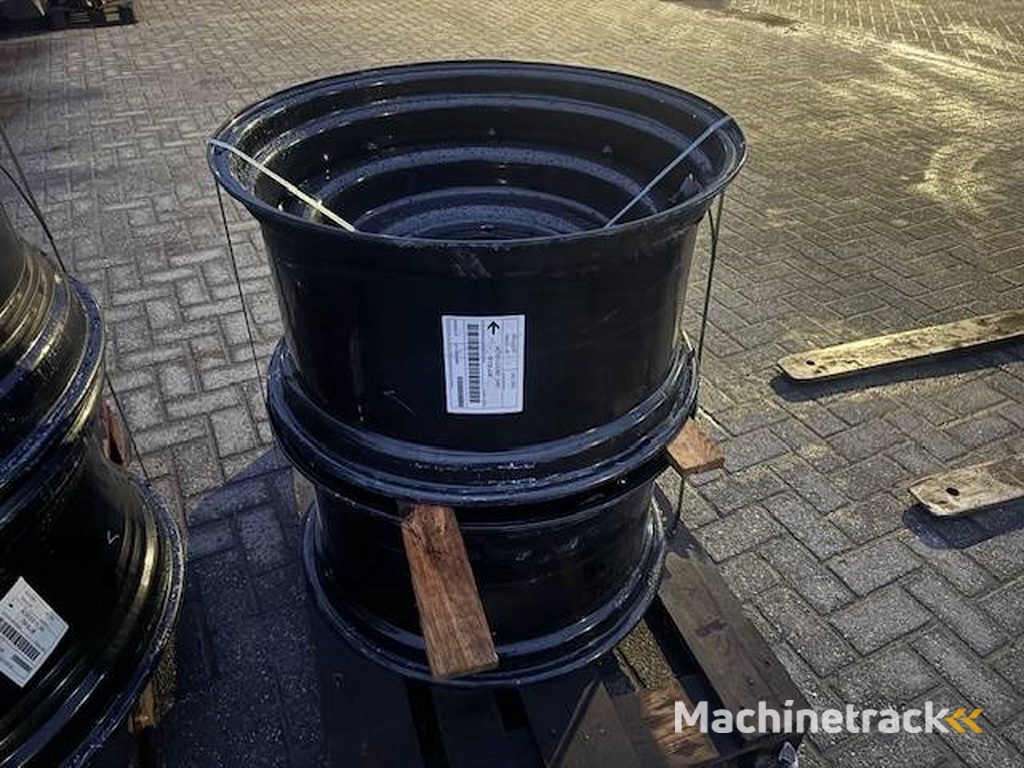 Valtra velgen 18x38 en 15x28 zwart