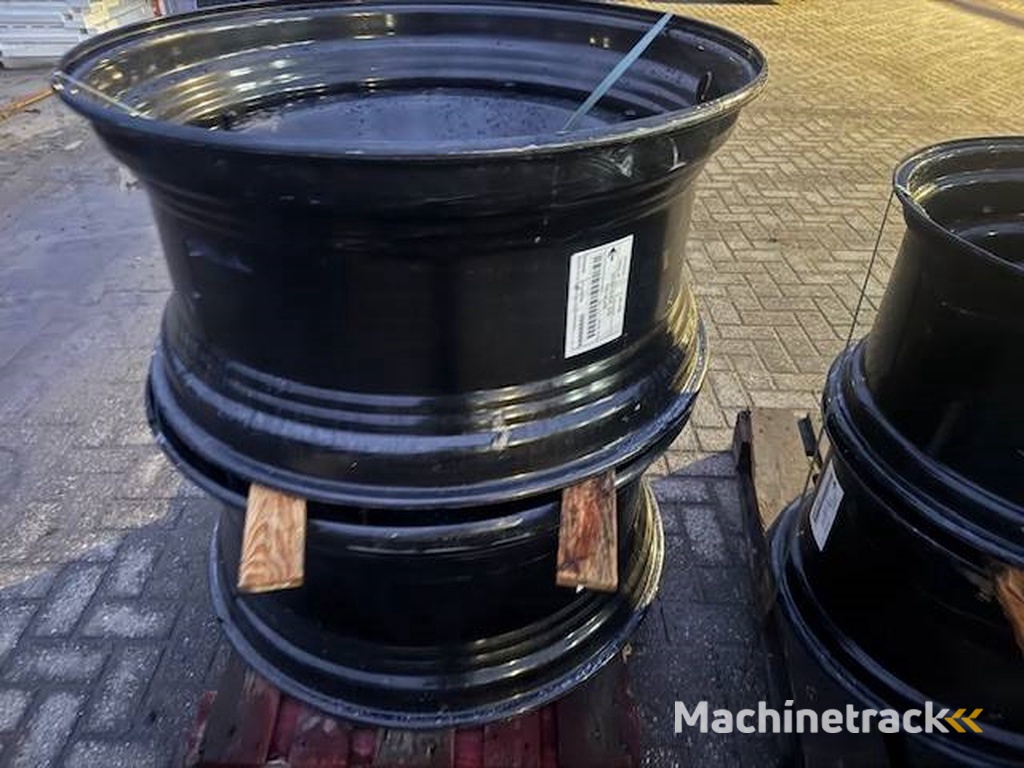 Valtra velgen 18x38 en 15x28 zwart