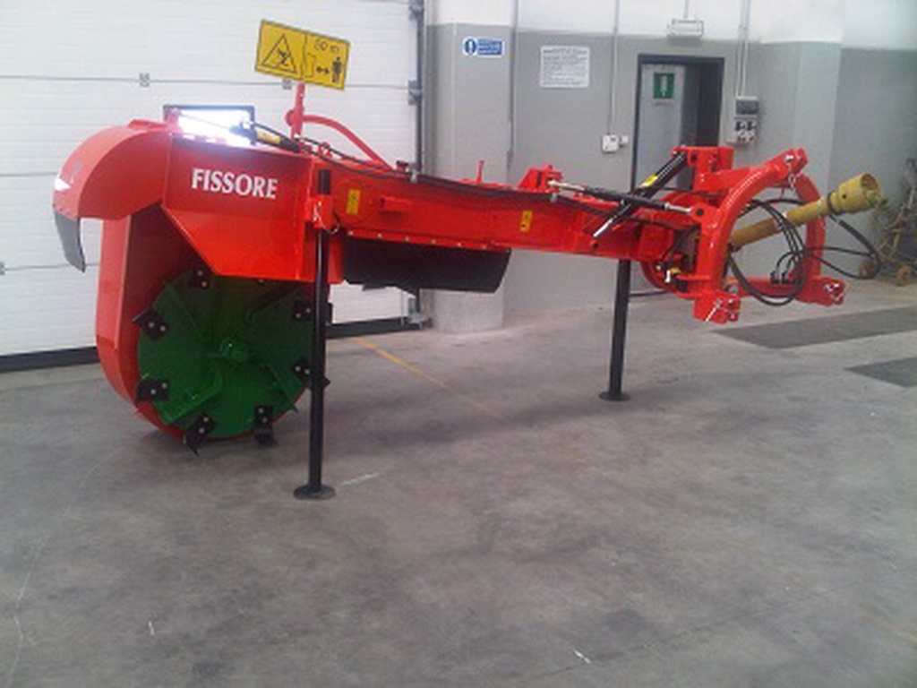 Greppelfrees meerdere modellen merk FISSORE achter en zijkant trekker