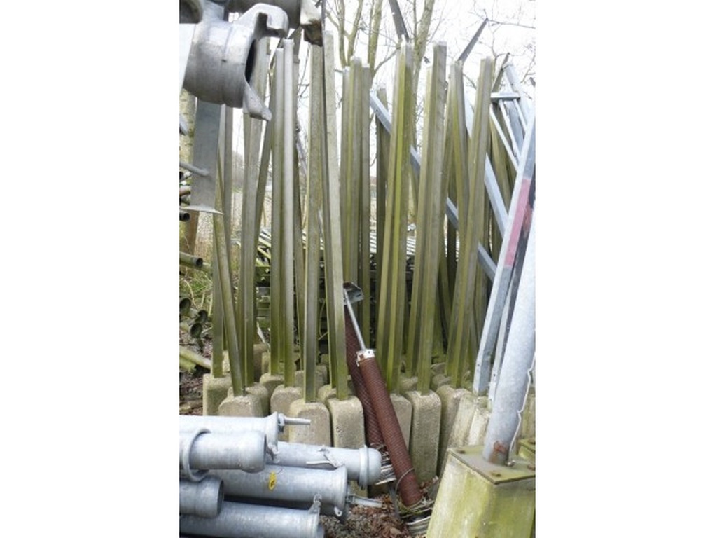 Stalen palen met betonnen voet