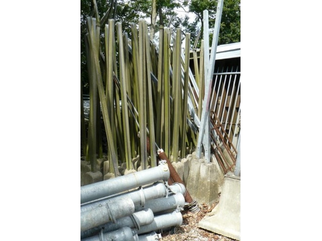 Stalen palen met betonnen voet