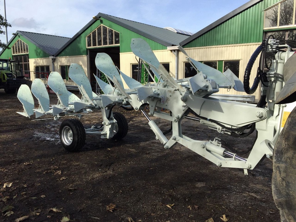 Kramer ERMO KLEIPLOEG 5 + 1 on land in de veur