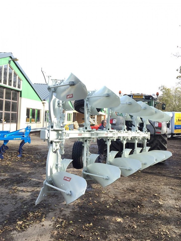 Kramer ERMO KLEIPLOEG 5 + 1 on land in de veur