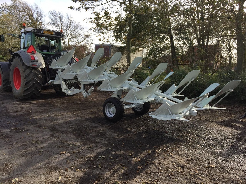 Kramer ERMO KLEIPLOEG 5 + 1 on land in de veur