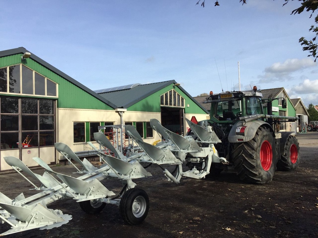 Kramer ERMO KLEIPLOEG 5 + 1 on land in de veur