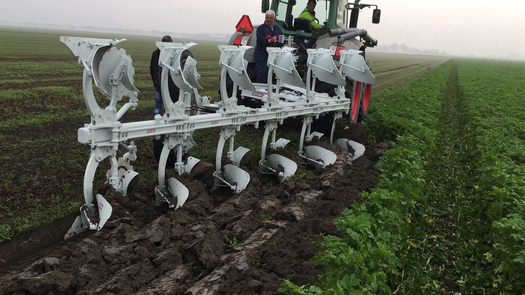 Kramer ERMO KLEIPLOEG 5 + 1 on land in de veur