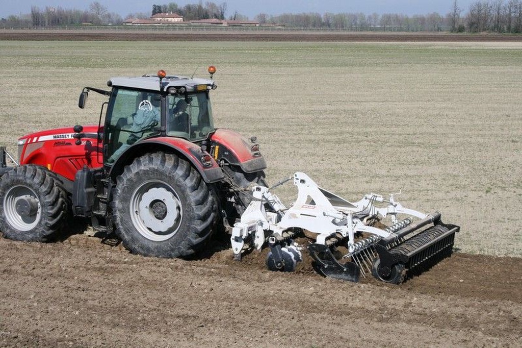 Kramer ERMO KLEIPLOEG 5 + 1 on land in de veur