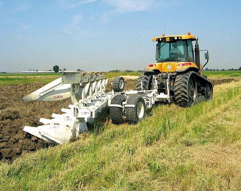 Kramer ERMO KLEIPLOEG 5 + 1 on land in de veur