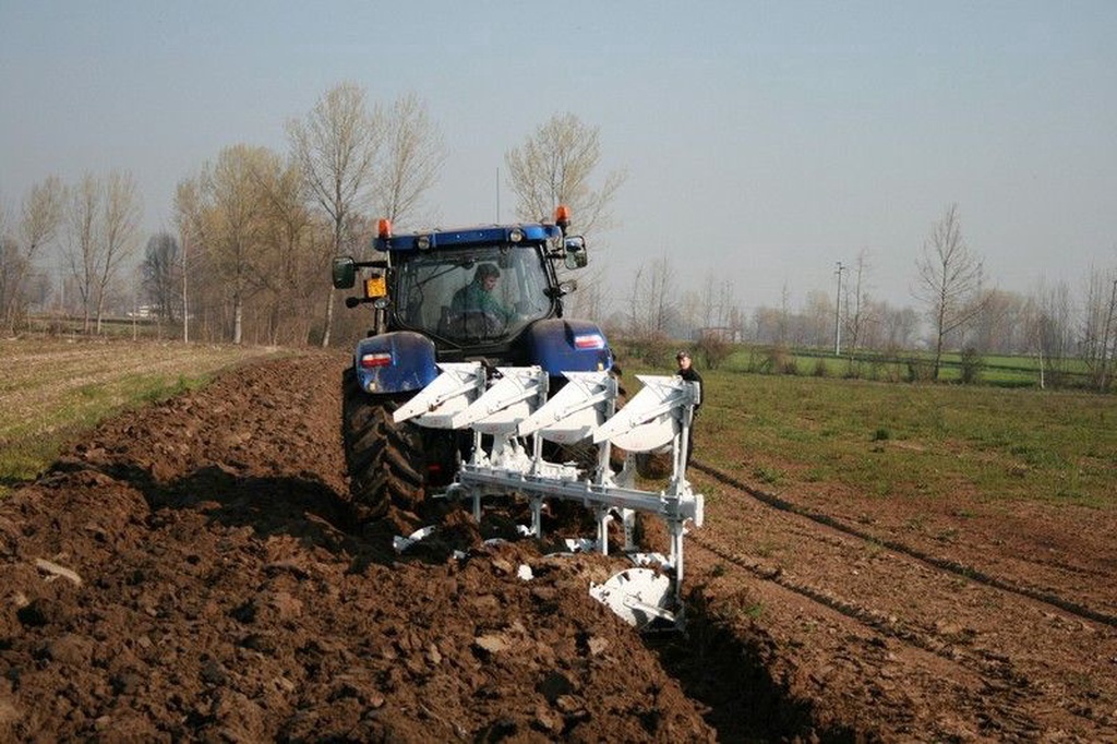 Kramer ERMO KLEIPLOEG 5 + 1 on land in de veur