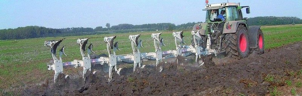 Kramer ERMO KLEIPLOEG 5 + 1 on land in de veur