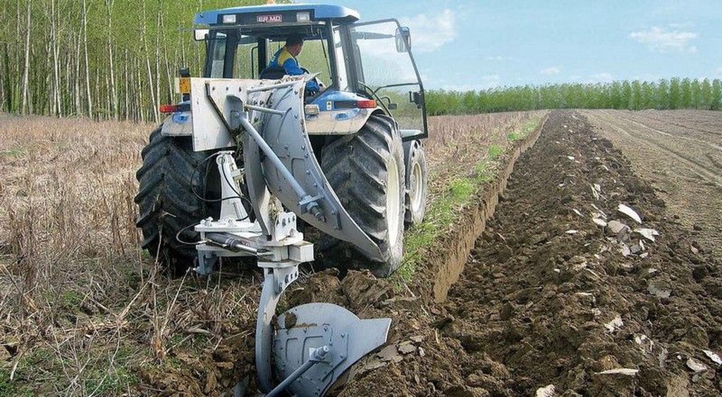 Kramer ERMO KLEIPLOEG 5 + 1 on land in de veur