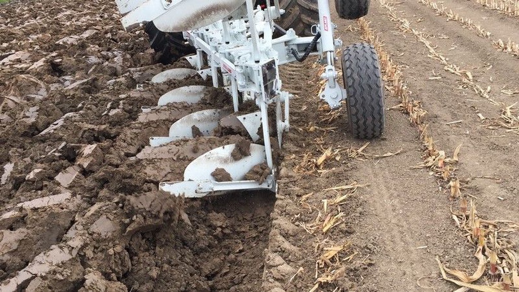 Kramer ERMO KLEIPLOEG 5 + 1 on land in de veur