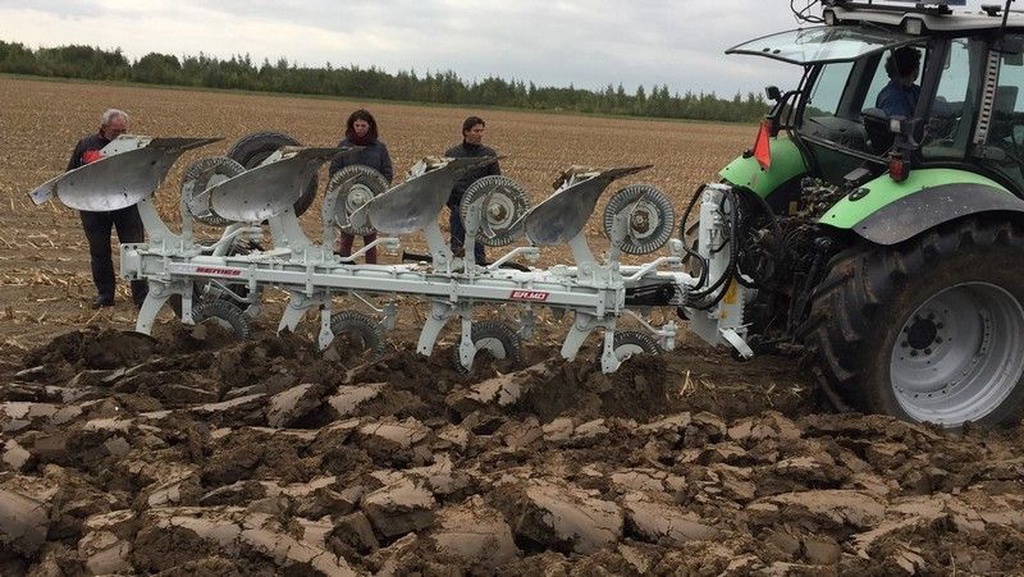 Kramer ERMO KLEIPLOEG 5 + 1 on land in de veur