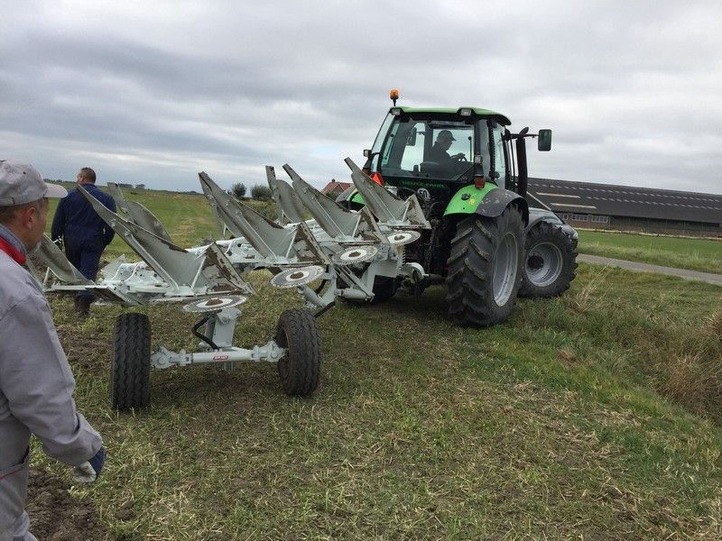 Kramer ERMO KLEIPLOEG 5 + 1 on land in de veur