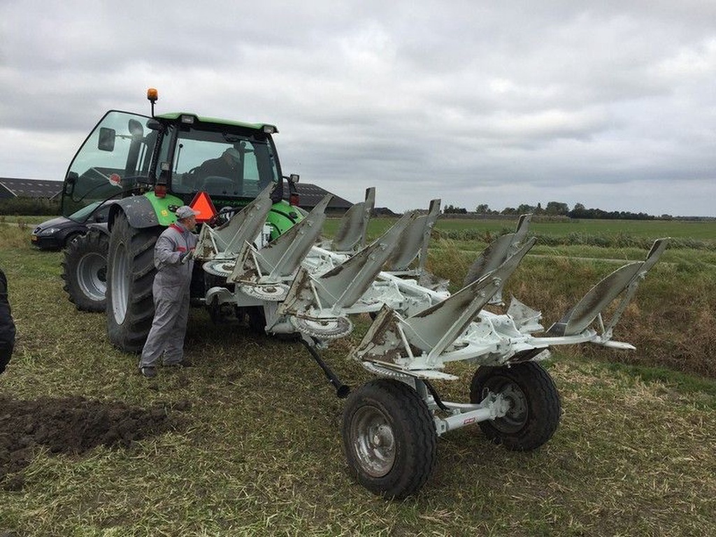 Kramer ERMO KLEIPLOEG 5 + 1 on land in de veur