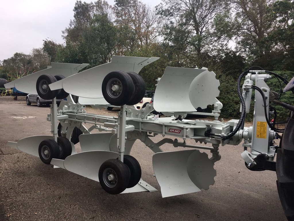 Kramer ERMO KLEIPLOEG 5 + 1 on land in de veur