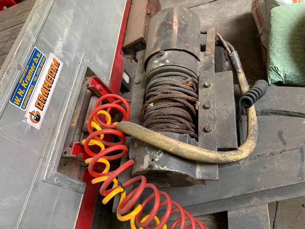 Netam-Fruehauf Aanhanger vrachtwagen met hydraulische lier