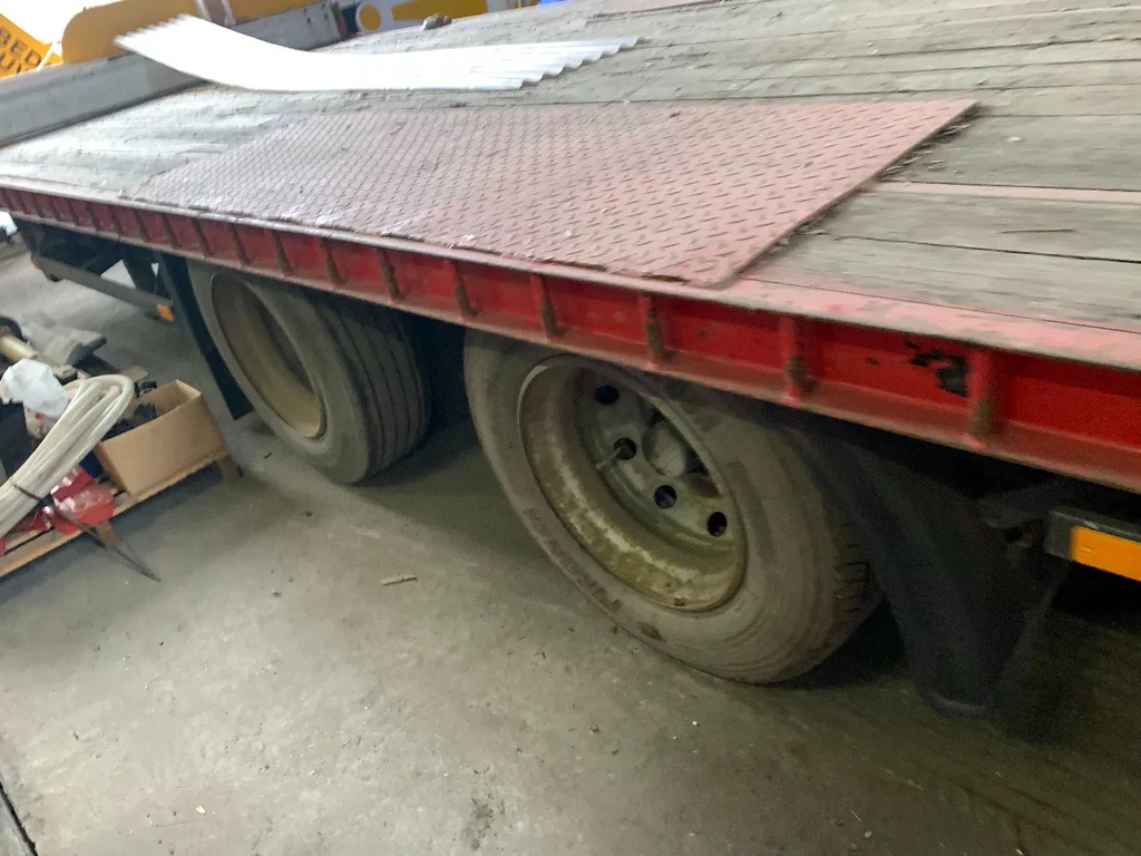 Netam-Fruehauf Aanhanger vrachtwagen met hydraulische lier