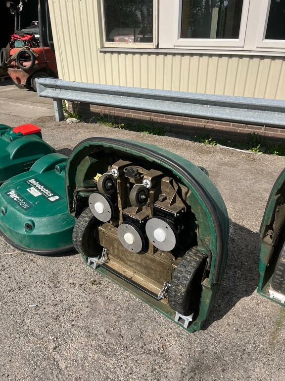 Gebruikte BELROBOTICS robotmaaiers met laadstation - USED BELROBOTICS - export - 20 ha