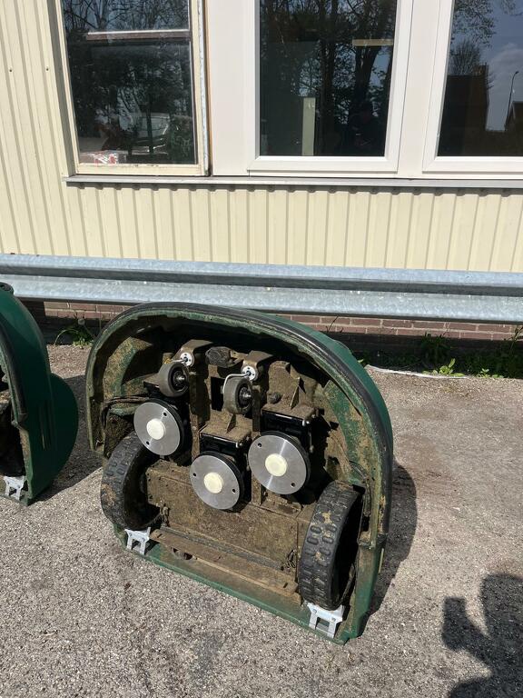 Gebruikte BELROBOTICS robotmaaiers met laadstation - USED BELROBOTICS - export - 20 ha