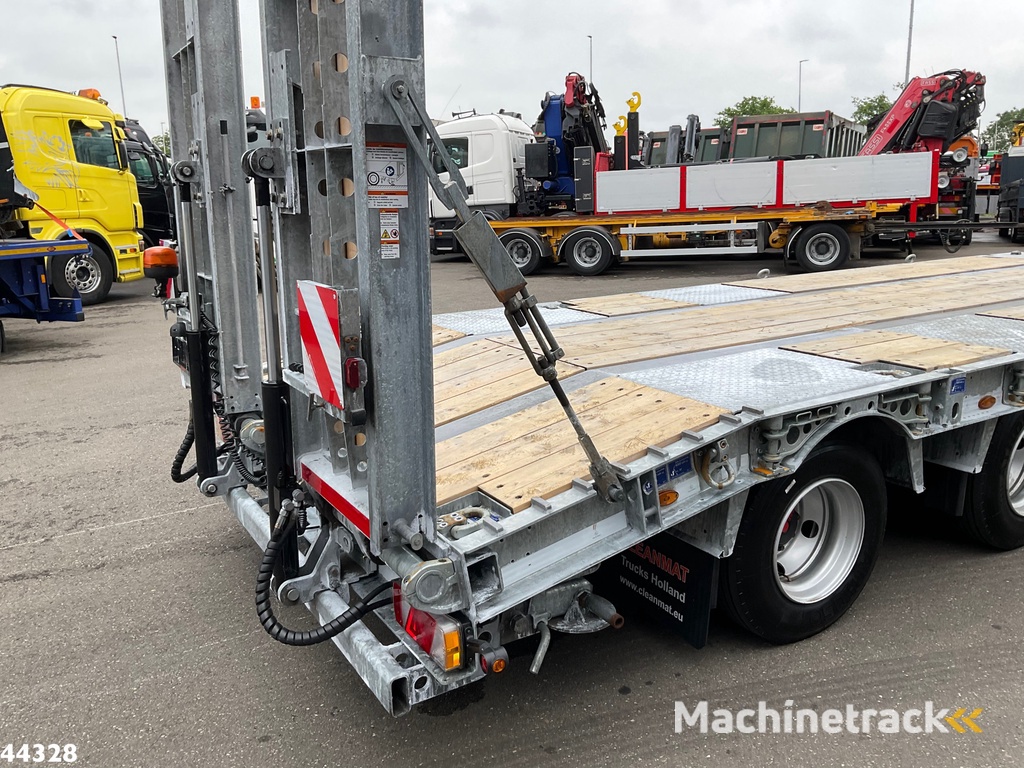 Humbaur 3-assige aanhangwagen met oprijrampen