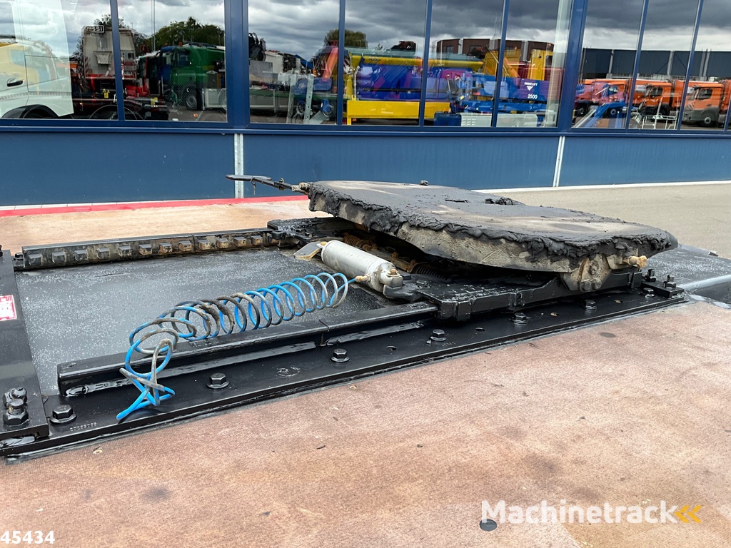 Mercedes-Benz Arocs 3251 8x4 Euro 6 Retarder HMF 85 Tonmeter laadkraan Fly-Jib